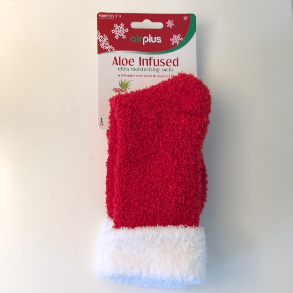 NWT aloe infused comfy socks